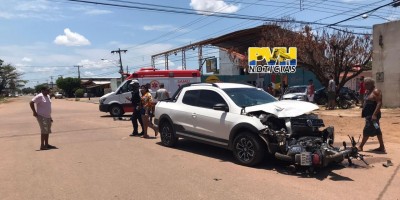 Motocicleta é arrastada por carro após colisão em Porto Velho