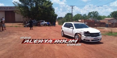 Colisão entre dois carros foi registrada neste domingo no bairro Industrial em Rolim de...