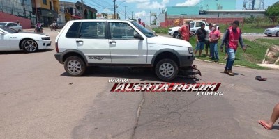 Moto vai parar embaixo de carro após colisão no Centro de Rolim de Moura