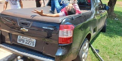Motociclista para em cima de carroceria de veículo após grave colisão no centro de...