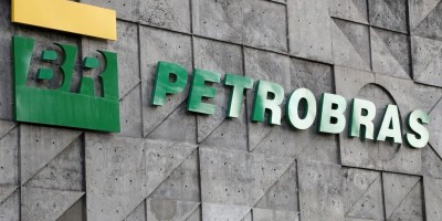 Petrobras anuncia reajuste nos preços da gasolina e do gás de cozinha a partir de...