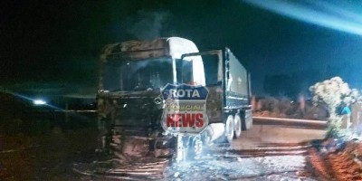 Carreta pega fogo e mobiliza Corpo de Bombeiros em Vilhena; veja os vídeos