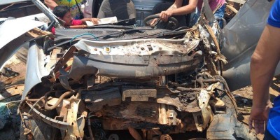 Colisão envolvendo três veículos deixa motorista preso às ferragens na BR-364