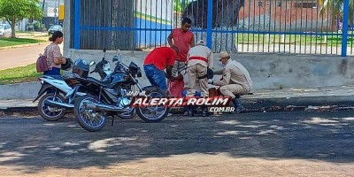 Mulher é socorrida pelos bombeiros após colisão entre carro e moto em Rolim de Moura