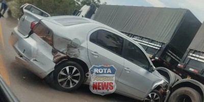 Colisão entre dois carros e uma carreta é registrado na BR-364, próximo a Vilhena
