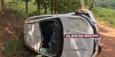 Carro capota na área rural de Santa Luzia e condutora sai ilesa do acidente
