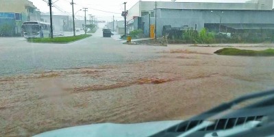 Pouco mais de uma hora de chuva deixa  ruas de Rolim de Moura alagadas; veja o vídeo