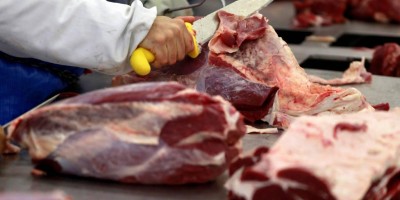 China mantém veto à compra de carne brasileira e deixa autoridades perplexas