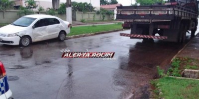 Carro e caminhão se envolvem em acidente no centro de Rolim de Moura