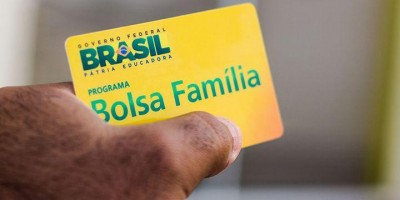 Governo deve anunciar nesta terça novo programa Auxílio Brasil, com valor de R$ 400;...