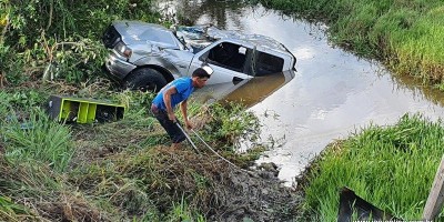 Motorista perde o controle e cai em lago às margens da BR-364 em Jaru
