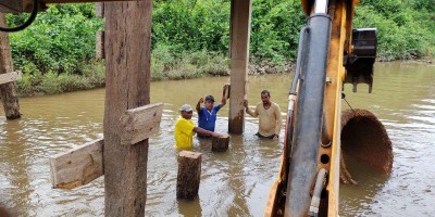 Prefeitura de Rolim de Moura inicia recuperação da ponte do travessão das linhas 192 e...