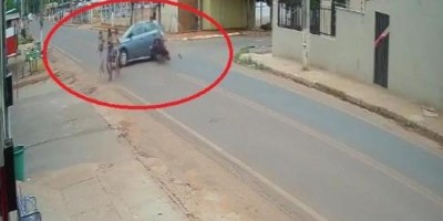 Motociclista bate em carro, é arremessado para alto e sai andando