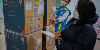 Rondônia recebe mais de 140 mil doses de vacinas contra covid no maior lote já entregue...