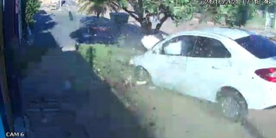 Vídeos mostram carro fora de controle se chocando brutalmente contra árvore, em...