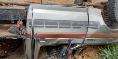 Caminhonete transportando gado tomba e esmaga moto durante acidente na zona rural de Ouro...
