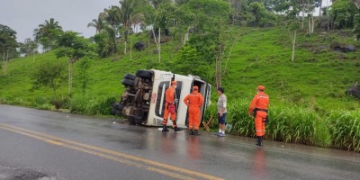 Carreta tomba na BR-364 ao tentar evitar colisão frontal com veículo de passeio