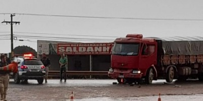 Motociclista fica gravemente ferido ao colidir com caminhão em Vilhena; veja o vídeo