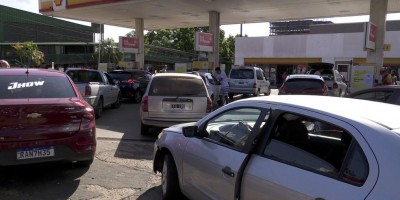 Com gasolina cara no Brasil, moradores atravessam fronteiras e fazem filas em postos no...