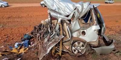 13 pessoas morrem em acidente entre SW4 e van que transportava pacientes do MT para fazer...