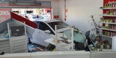 Condutor de carro perde controle e invade farmácia em Ouro Preto; veja o vídeo