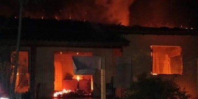 Mulher incendeia vila de apartamentos por ciúmes do marido em bebedeira