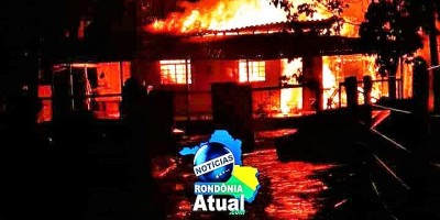 Casa é destruída por fogo após ser atingida por raio em Ji-Paraná; veja vídeos