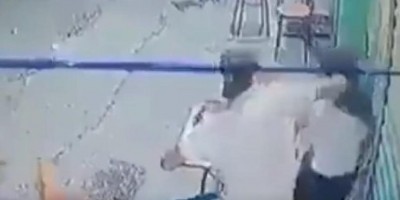 ‘Valentão’ se dá mal ao tentar espancar sua namorada em lanchonete; Veja o vídeo