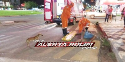 Dois homens ficam desacordados após caírem de moto na madrugada deste sábado (6) em...