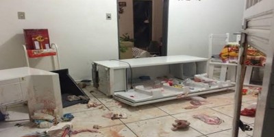 Mulher agride, tenta matar o marido e destrói tudo dentro de residência