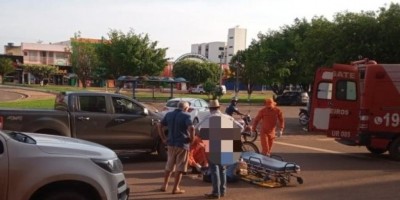 Mulher é socorrida após colidir em traseira de caminhonete em Rolim de Moura