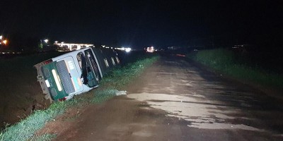 Vídeo mostra resgate de passageiros após acidente com ônibus na BR-364 em RO que...