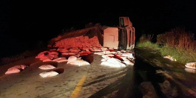 Carreta tomba na BR-364 em Candeias do Jamari e rodovia é interditada