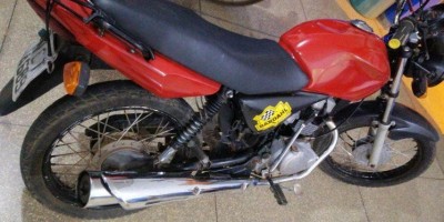 Adolescente empina moto na frente da polícia e ao receber ordem de parada tenta...
