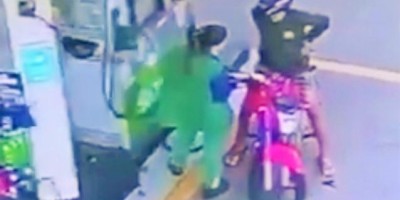 Motociclista tenta aplicar golpe após abastecer e se dá mal; veja o vídeo
