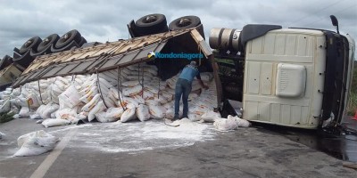 Nove horas após caminhão tombar em Candeias do Jamari, tráfego na BR-364 é liberado