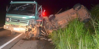 Acidente entre caminhão guincho e veículo de passeio na BR-364 deixa duas pessoas...