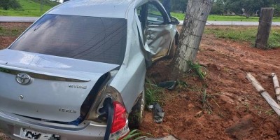 Motorista fica gravemente ferido após carro aquaplanar e colidir em palanque de cerca na...