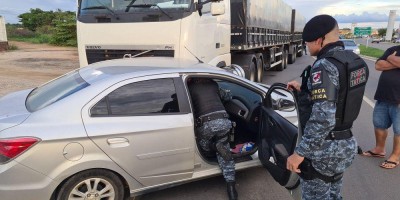 Acidente envolvendo carreta bi-trem e carro de passeio deixa uma pessoa ferida, em...