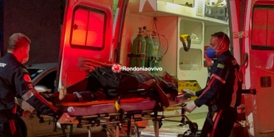 Briga no meio da rua termina com homem atacado a facadas