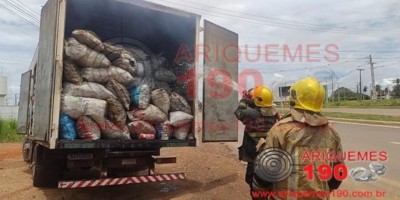Carga de carvão dentro de baú de caminhão pega fogo na BR-364 em Ariquemes