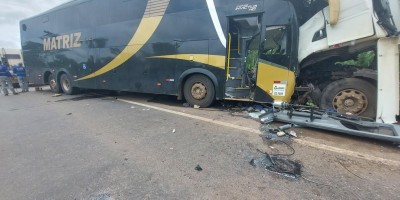 Colisão entre ônibus e carreta deixa três mortos na BR-364 em Rondônia