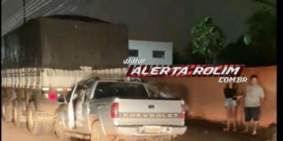 Condutor de caminhonete bate na traseira de carreta estacionada em Rolim de Moura