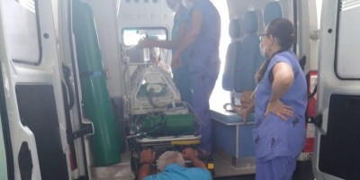 Mulher sente dores abdominais e, sem saber que estava grávida, da à luz a bebê...