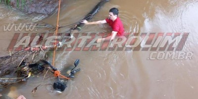 Condutor perde o controle de motocicleta e cai dentro do rio Anta em Rolim de Moura