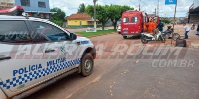 Mulher é socorrida com suspeita de fratura após colidir com moto que invadiu avenida em...