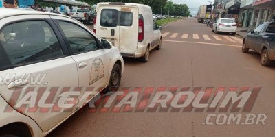 Rolim de Moura: Carro diminui velocidade para pedestre passar na faixa e acaba atingido...