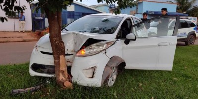 Vilhena: Motorista alcoolizado perde controle e bate em árvore