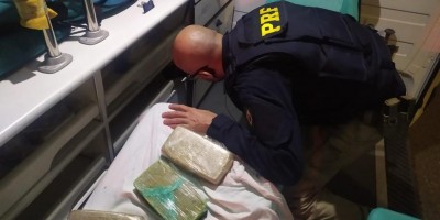 PRF apreende quase 45 kg de pasta base de cocaína em ambulância que seguia de RO para ES