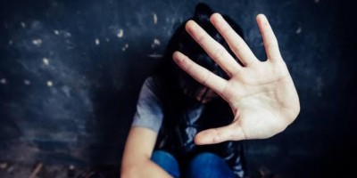 Adolescente manda mensagens para ex-marido e conta que foi estuprada pelo primo